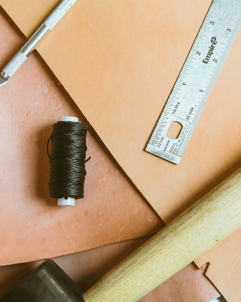 ficelle et règle pour mesurer une taille de bague